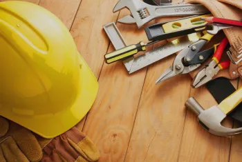 Kask z narzędziami na stole